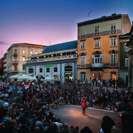 Lovely In With Wifi Apartmán Pula