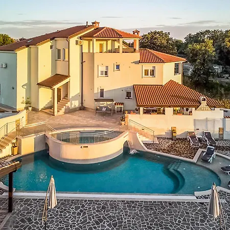 In With Outdoor Swimming Pool Pula